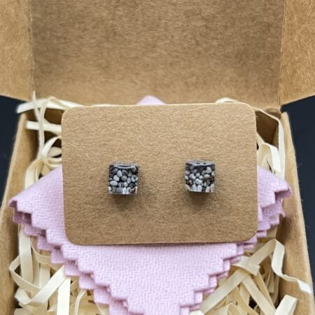 Poppy seeds small square studs
