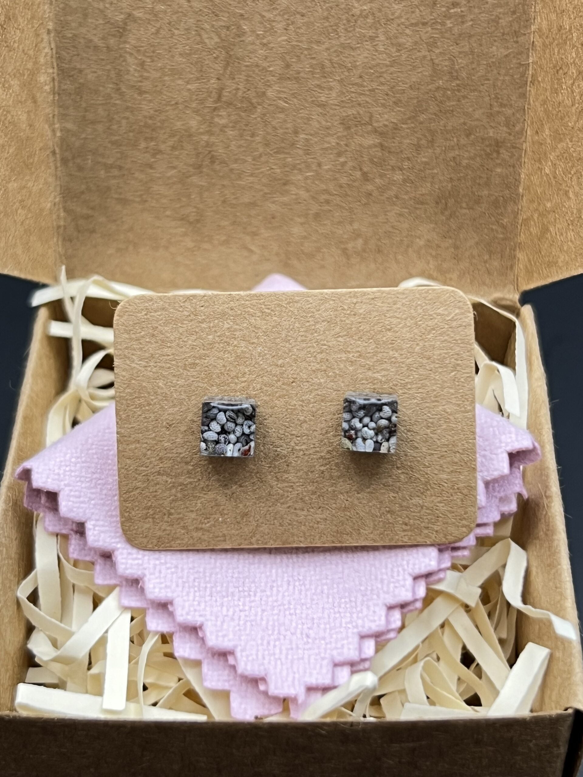 Poppy seeds small square studs