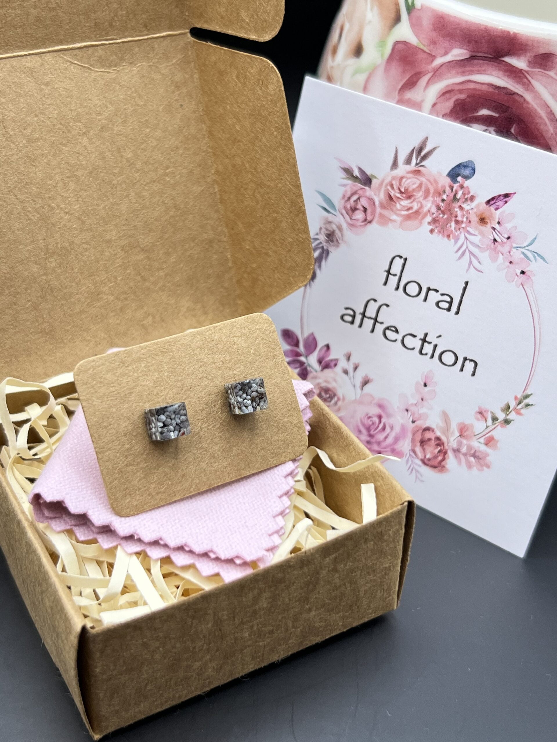 Poppy seeds small square studs - Image 2