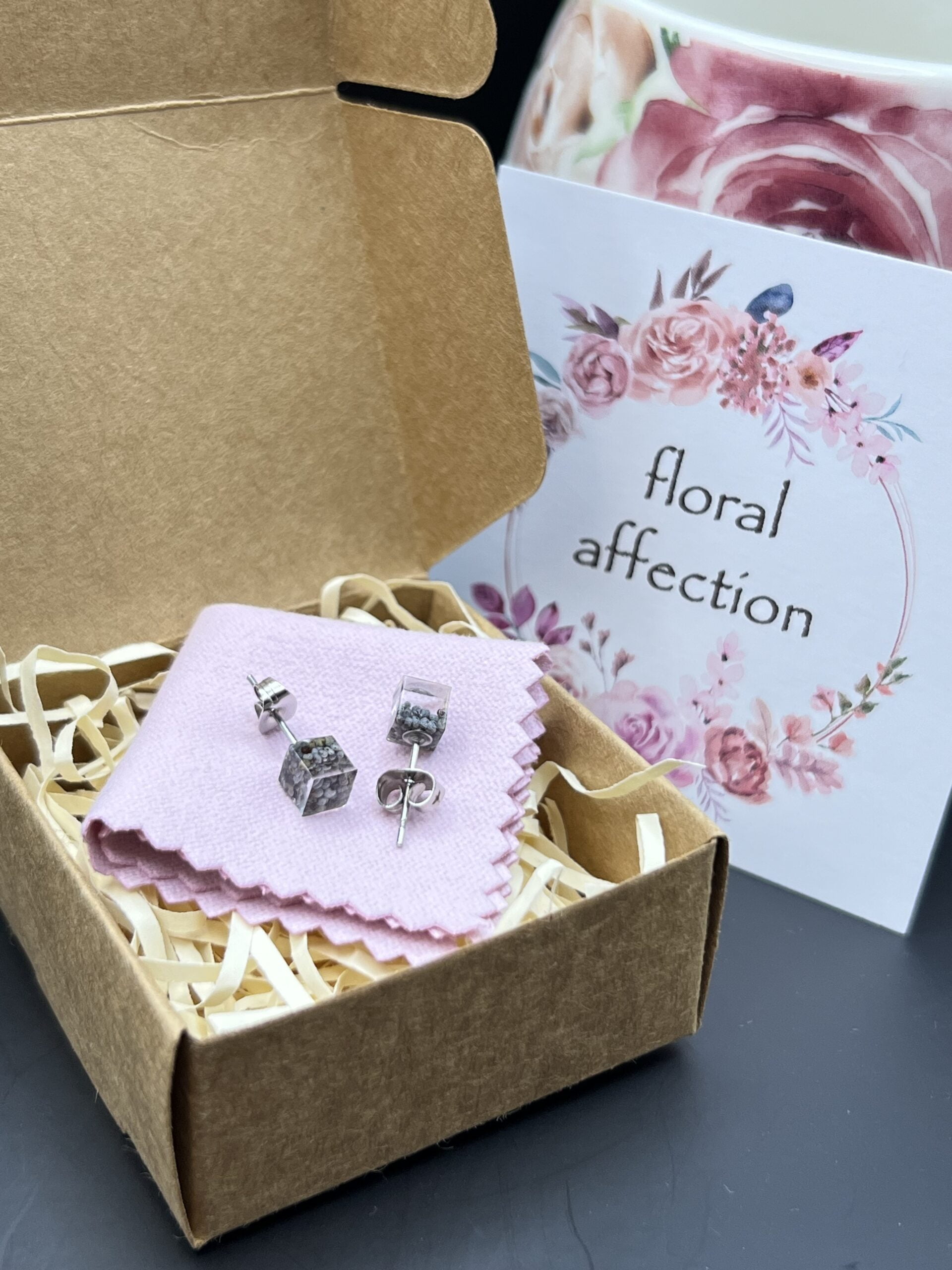 Poppy seeds small square studs - Image 3