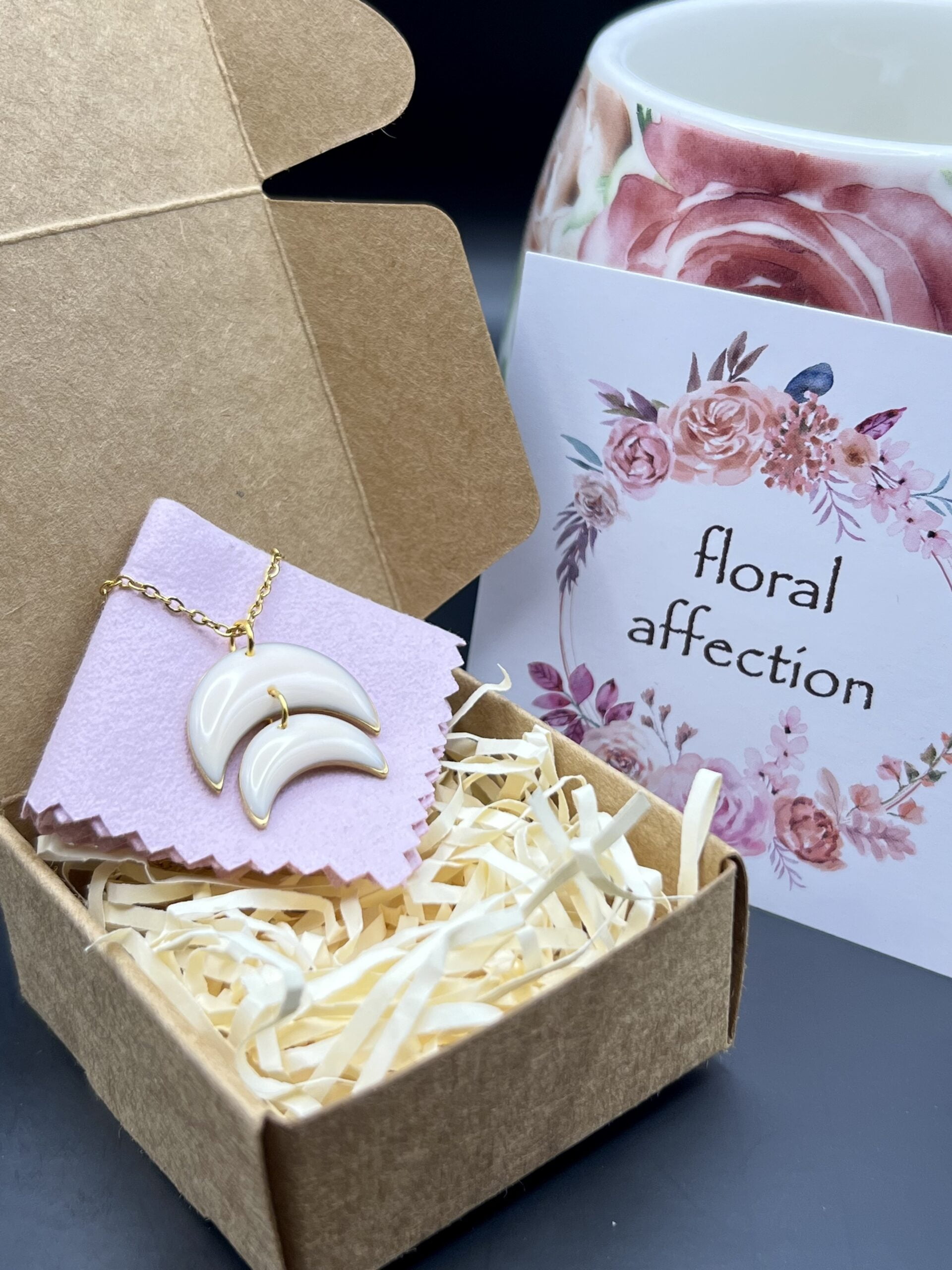 Queen Anne's Lace moon gold stainless steel resin necklace - Image 3
