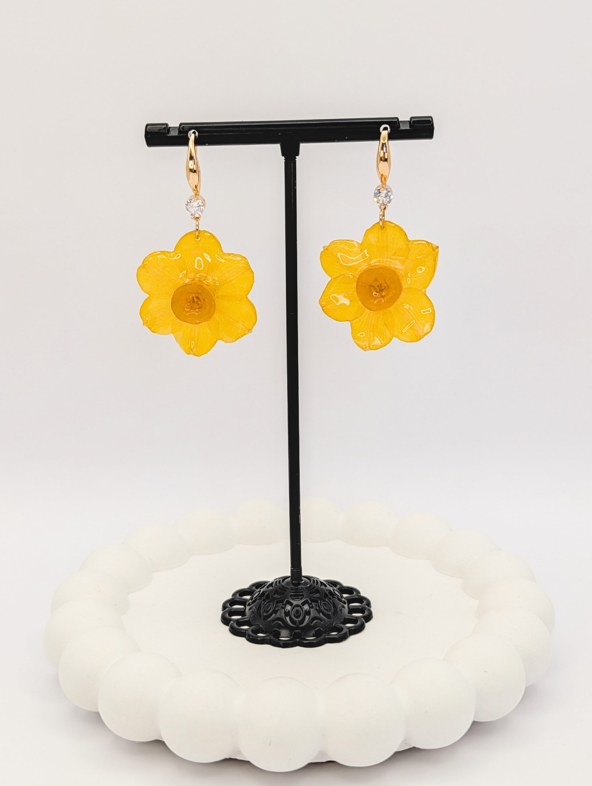 Daffodil hook earrings - Image 4